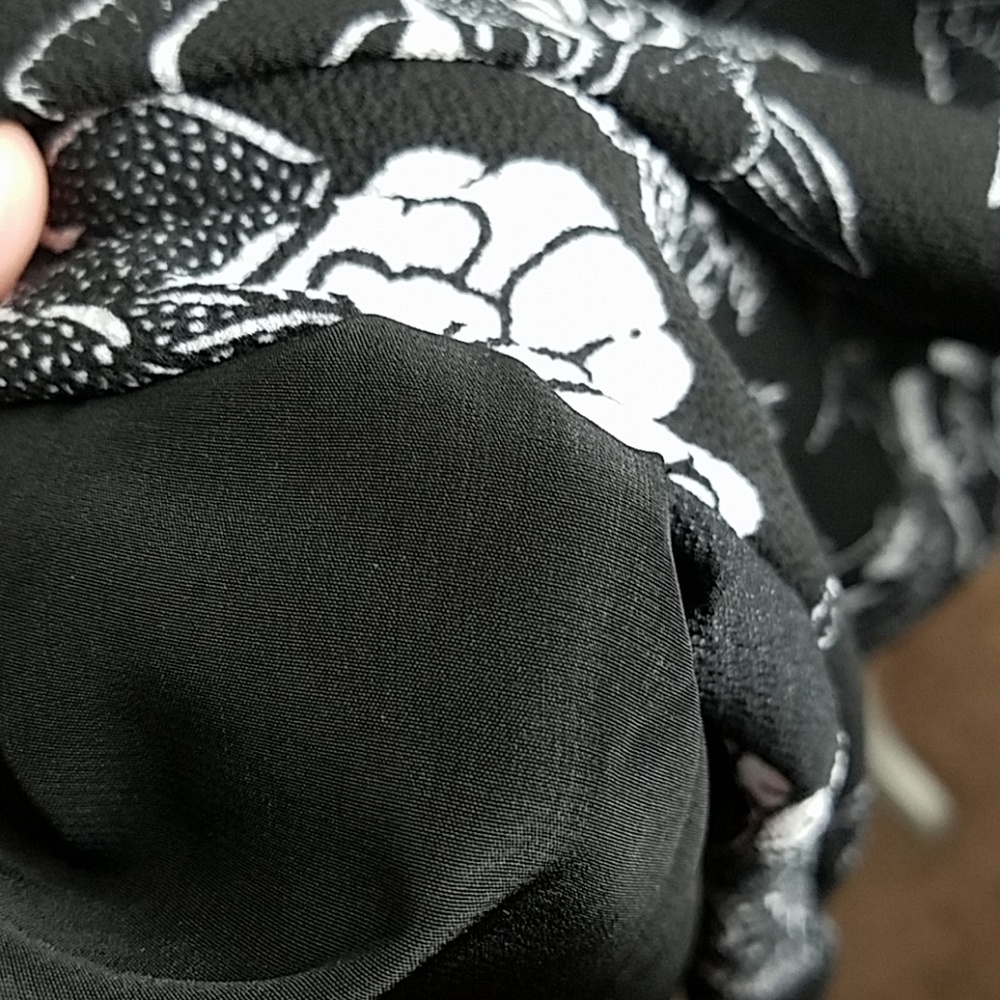 Floral black and white flowy maternity dress - Picture 6 of 6